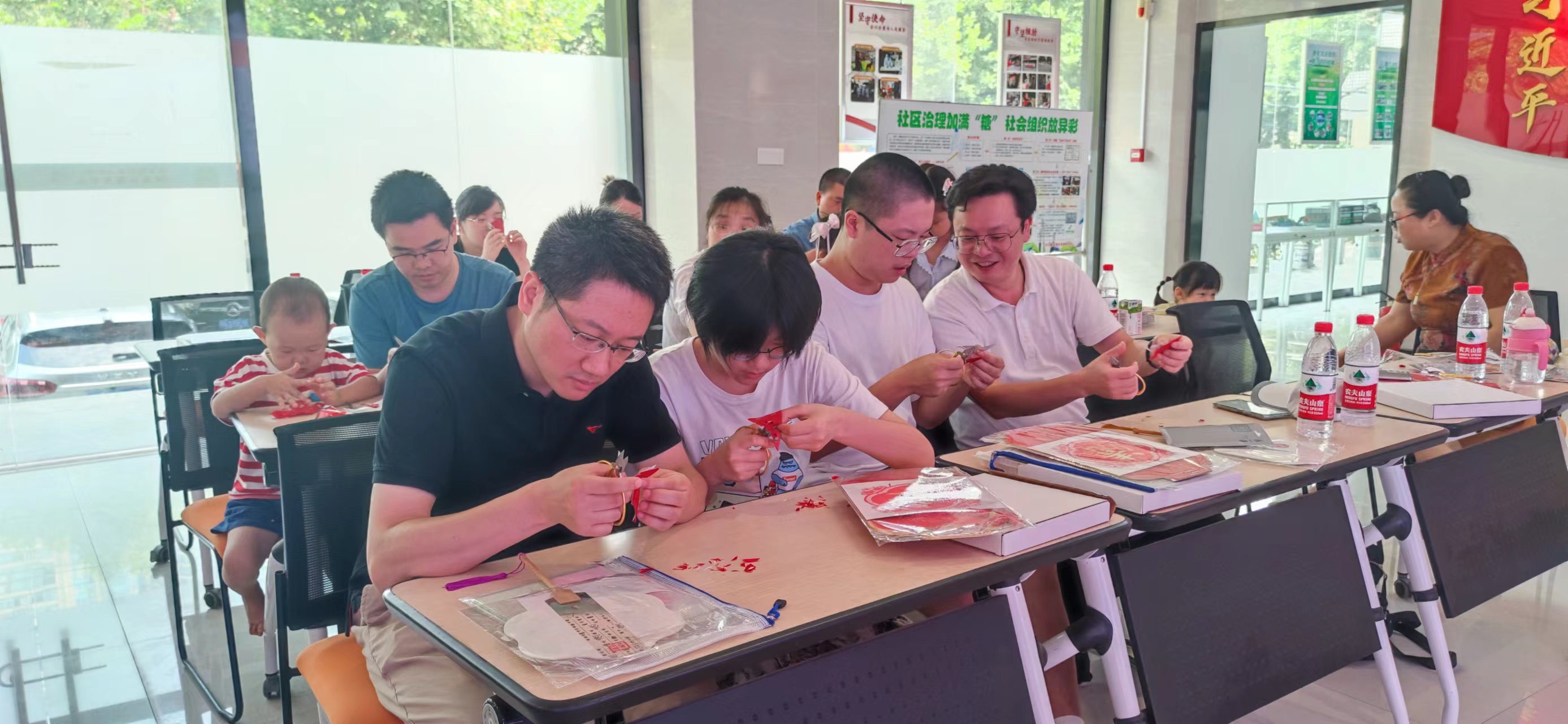 武汉市红十字会医院： 亲子剪“莲“ 医师话“廉”共庆医师节