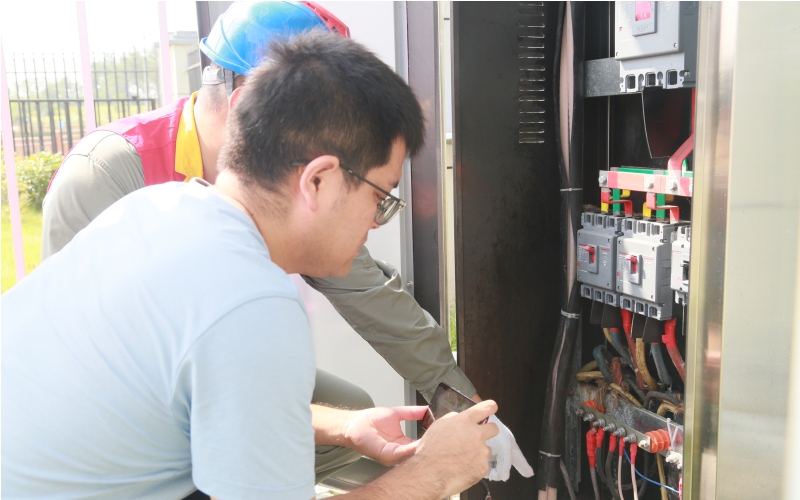 供電人員經常上門檢查用電情況。