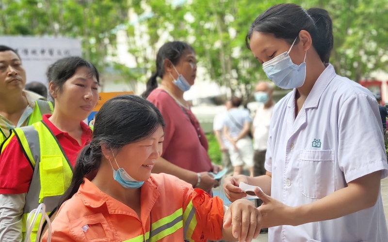 漢中中心的醫護為環衛工人貼三伏貼。