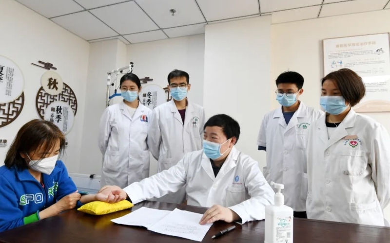 王平教授給患者看診，漢中中心的青年醫生跟診學習。