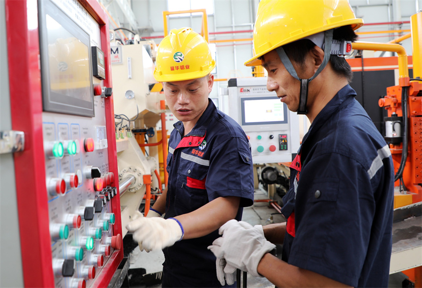 新员工学习铝棒加热炉的操作方法。