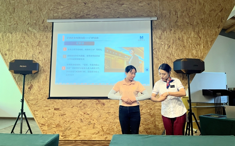 武汉地铁客运服务培训师胡艺玮为乡村旅游客服务中心工作人员培训服务技能。