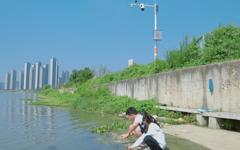 5G+防溺水预警系统监测到学生进入涉水危险区域正通过扩音设备进行喊话驱离