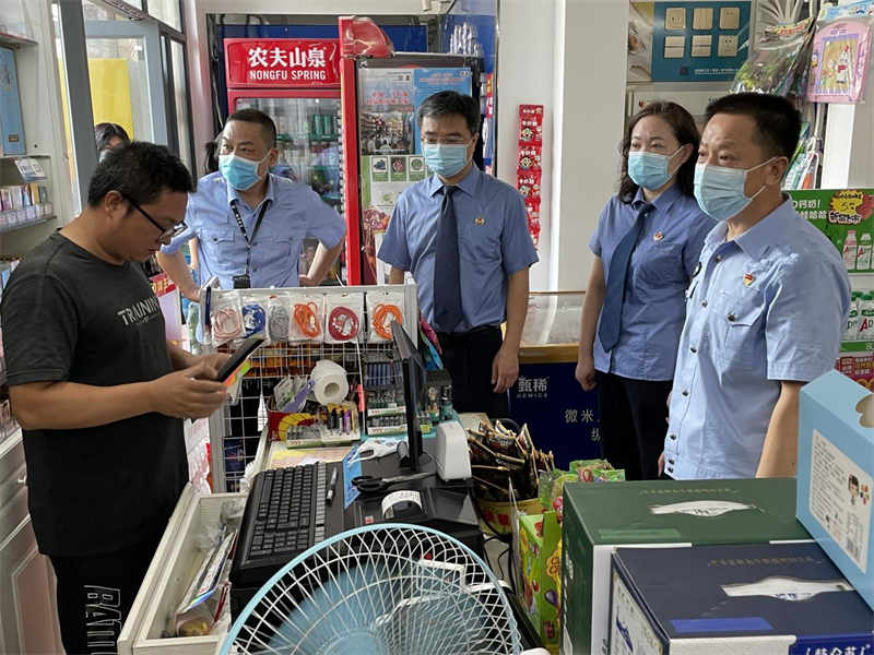 武汉市汉南区局联合区检察院开展“护航开学季”经营户普法活动。
