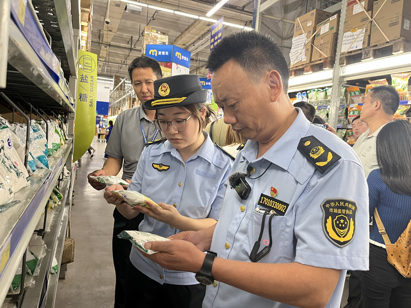 执法人员在商超检查。
