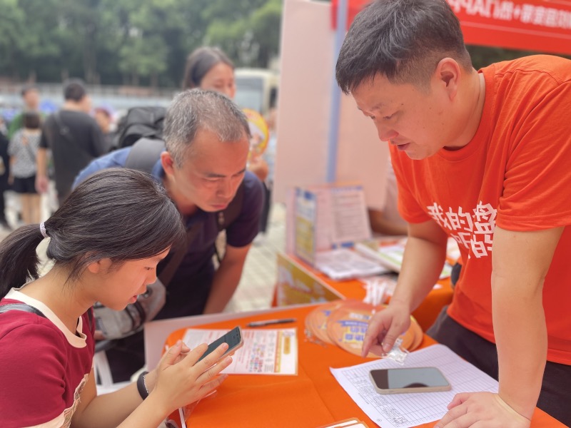 动感地带“小橙人”教新生使用云手机