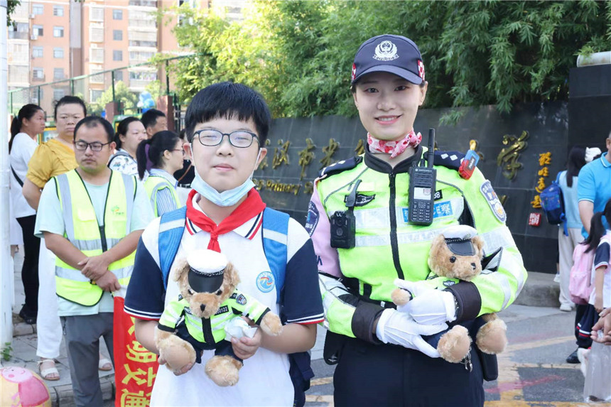 武汉交警：开学第一天讲好交通安全“开学第一课”