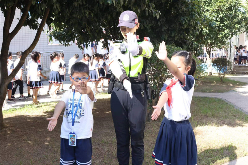 武汉交警：开学第一天讲好交通安全“开学第一课”【2】