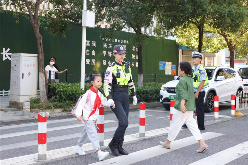 武汉交警：开学第一天讲好交通安全“开学第一课”【3】