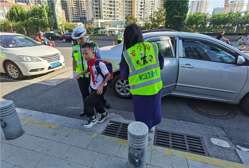 武汉交警：开学第一天讲好交通安全“开学第一课”【5】