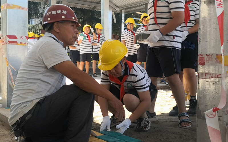 咸宁市第二实验小学开展争做“小小建设者”活动，引导学生爱祖国、爱劳动。高林伟摄