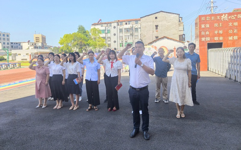 咸宁市第十四小学全体教师重温人民教师誓词。王莹摄