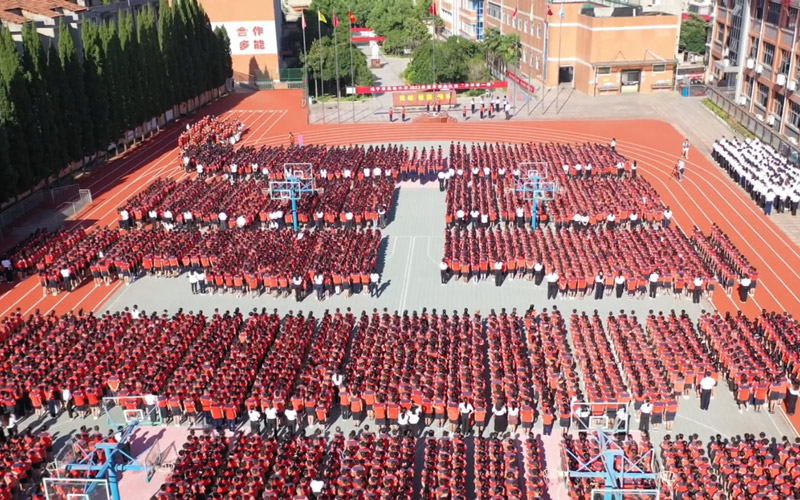 咸宁市实验小学6000余名师生在“未来可期 强国有我”主题升旗仪式中开启了新的学年。秦俊俊摄