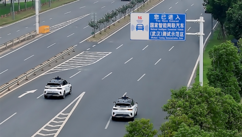百度自动驾驶车辆驶过智能网联示范区标识牌
