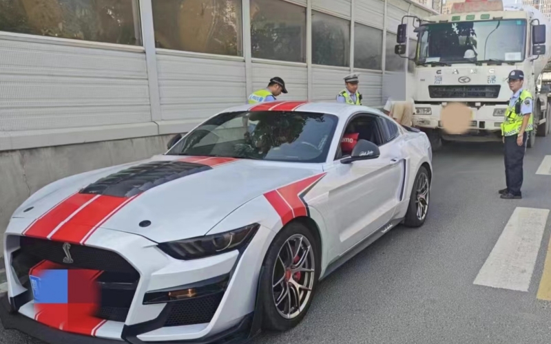 武汉交警严查重点违法行为。