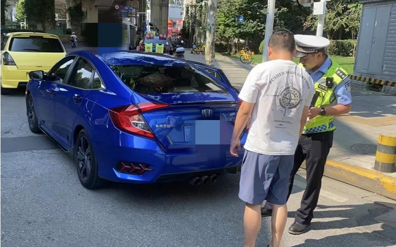 武汉交警严查重点违法行为。