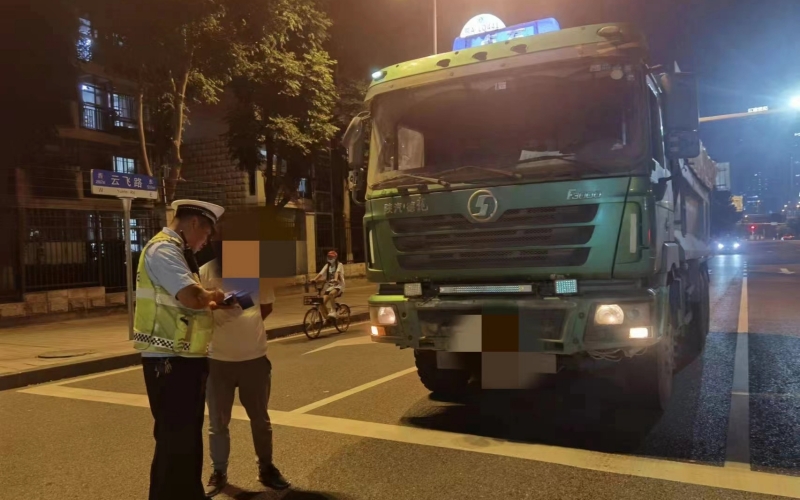 武汉交警严查重点违法行为。