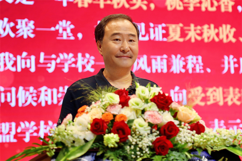 该校董事长、校长汪彬教授讲话。