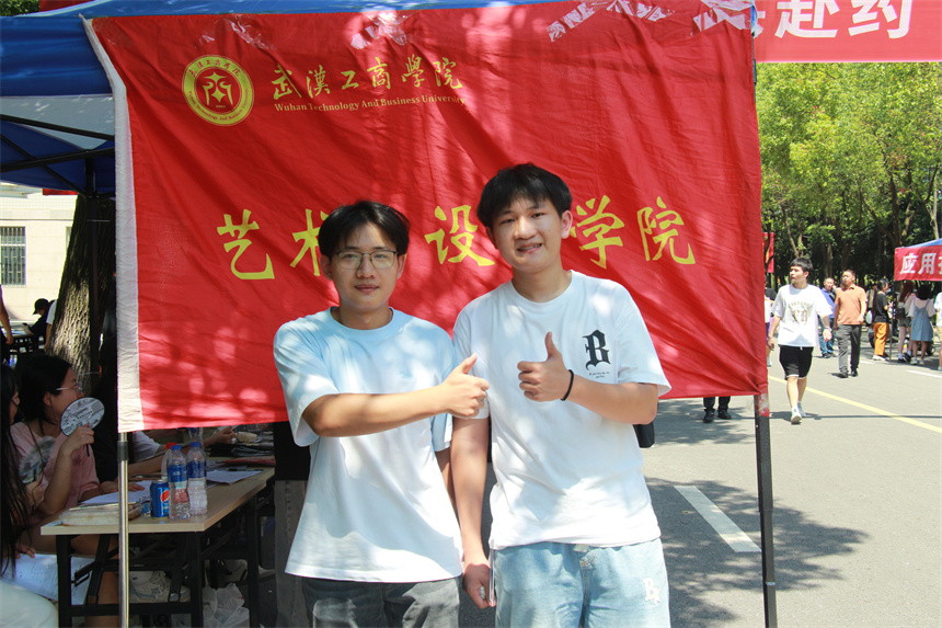 哥哥汪政（左）和弟弟汪涛合影。胡毅摄