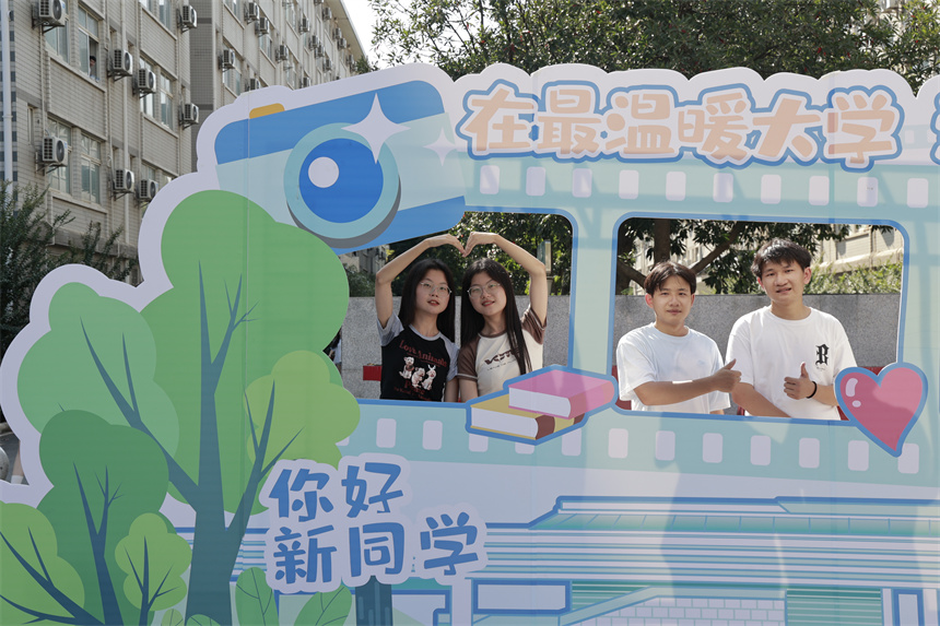 两对双胞胎合影。胡毅摄