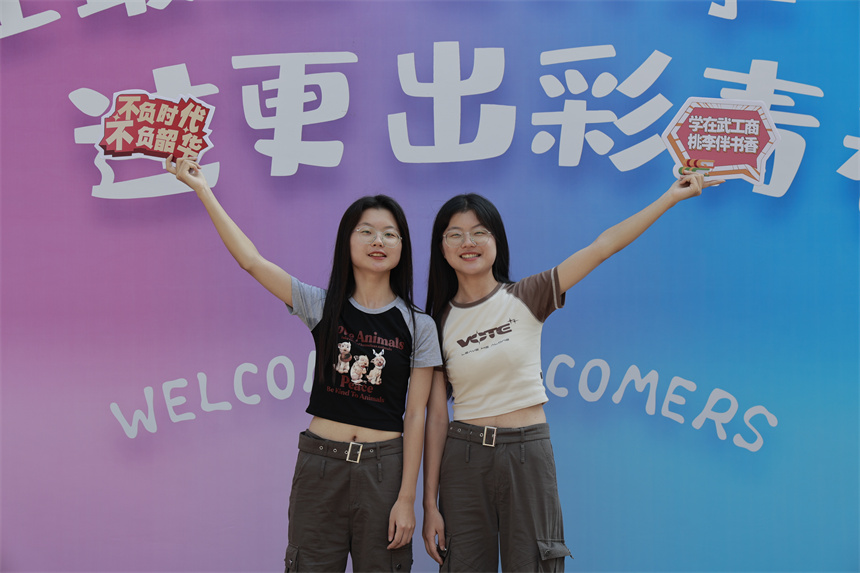 妹妹唐晓婷（左）和姐姐唐兰婷合影。胡毅摄