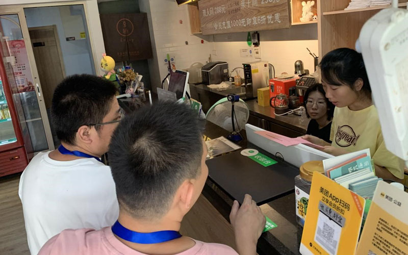 街道干部和普查员入户发放清查告知书