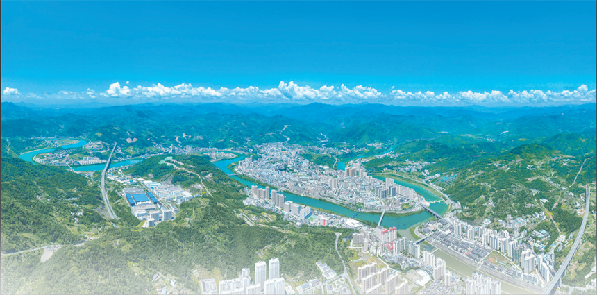 山环水绕竹山县城。王俊摄