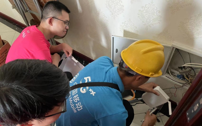 湖北移动装维人员为用户更换终端。