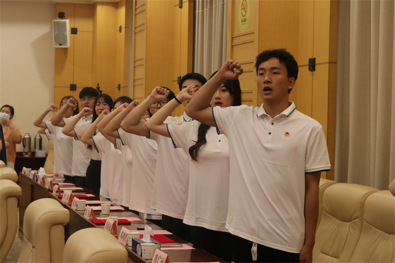 2023年西部计划出征仪式宣誓。中南民族大学供图
