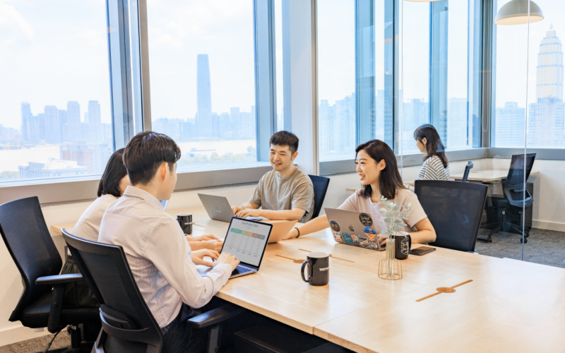WeWork中国位于江岸企业天地1号社区的办公空间一角。