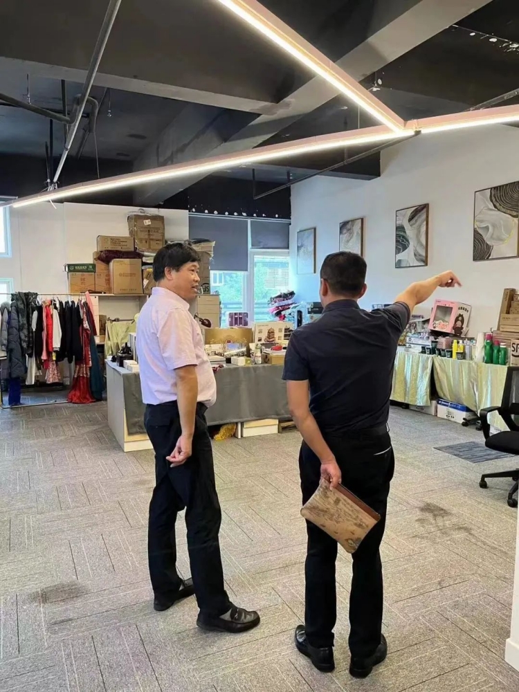 楚岸科技罗律师(左)和客户交流。