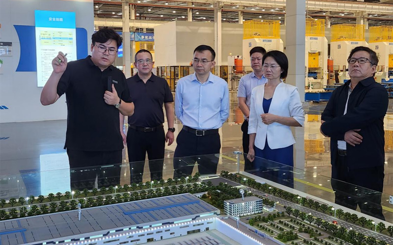 与会代表观摩湖北美的洗衣机有限公司5G全连接工厂