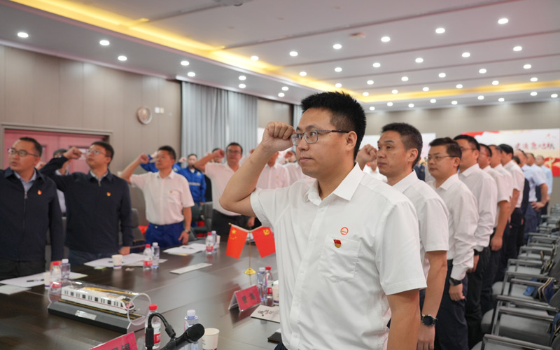参加活动的全体党员重温入党誓词。地铁集团供图