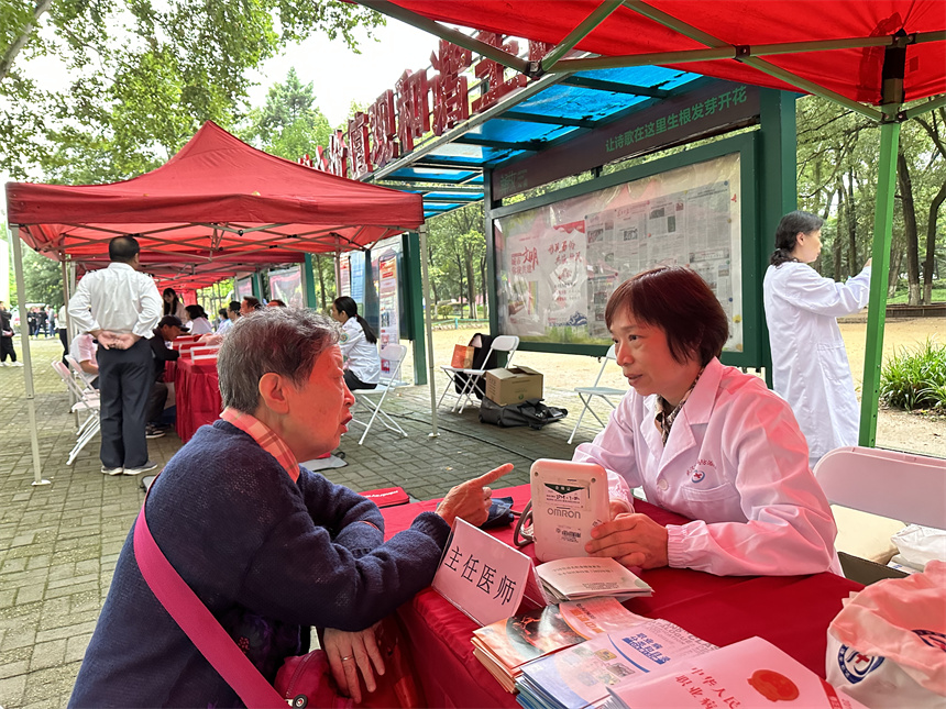曾玉宇主任医师现场解答市民健康问题。