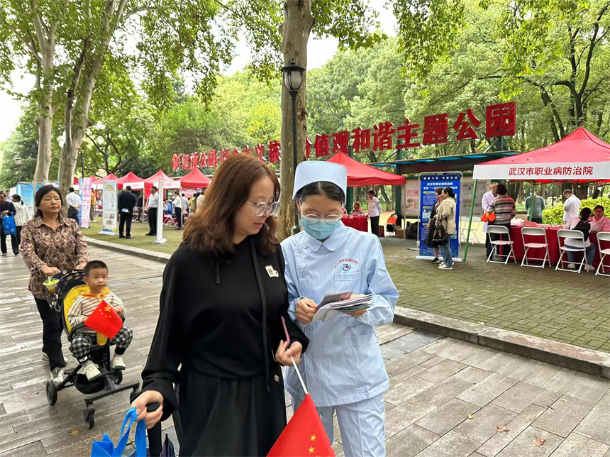 段鑫护士向市民介绍职业病防治知识。