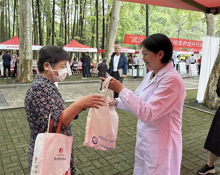 倪磊主任醫師為市民發放防護用品。