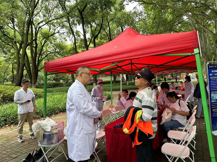 姚勇副主任医师向市民讲解职业病政策法规。