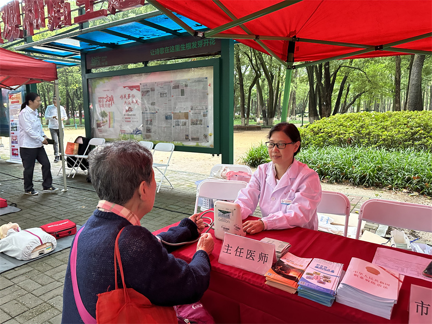 张玲主任护师为市民测量血压。