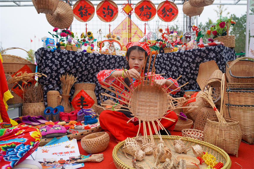 武汉新洲：金秋好“丰”光 市民赶大集