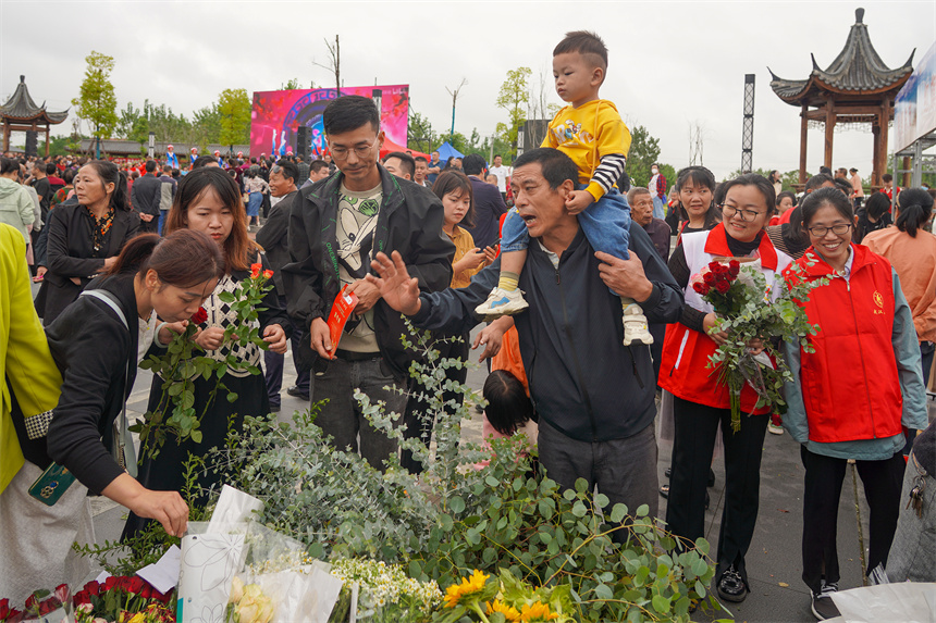 武汉新洲：金秋好“丰”光 市民赶大集