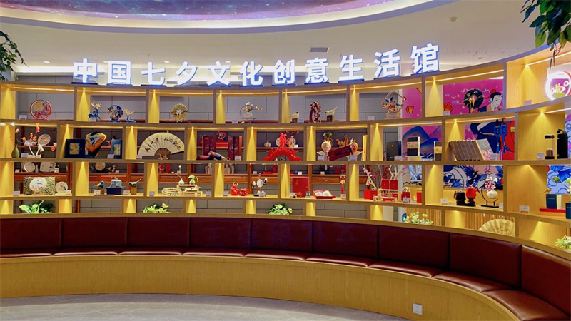 郧西县依托七夕文化打造“南来北往·郧西做东”区域公用品牌赋能乡村振兴。 郧宣文摄