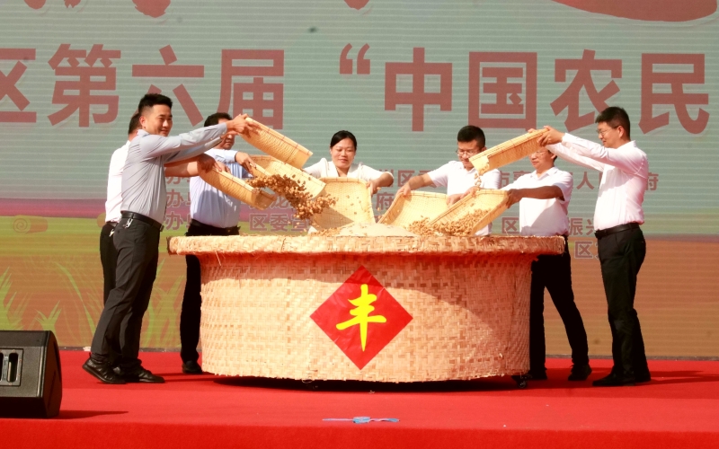 襄州区第六届“中国农民丰收节”开幕现场。