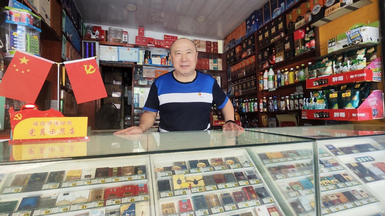 “党员示范店”零售户胡勇