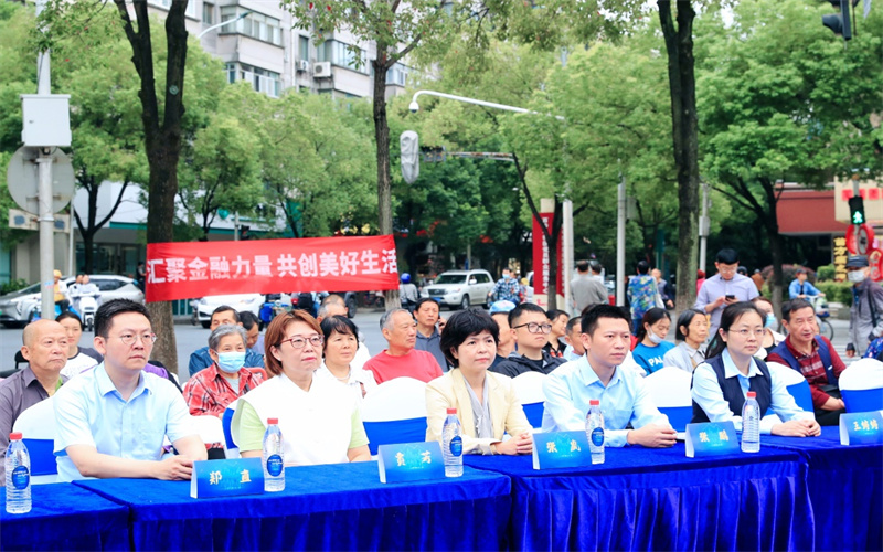 建行湖北省分行“集中教育宣传日”走进百步亭社区。