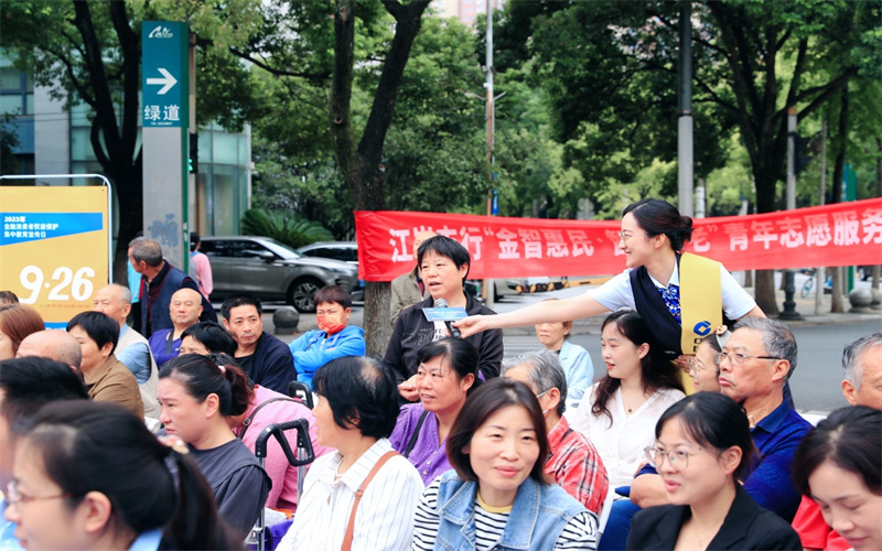 建行湖北省分行“集中教育宣传日”走进百步亭社区。