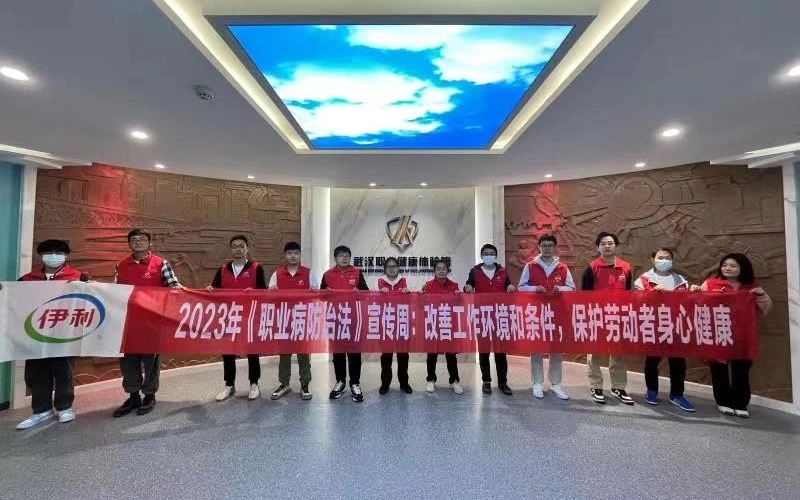 企业职工参观职业健康体验馆。武汉市职业病防治院供图