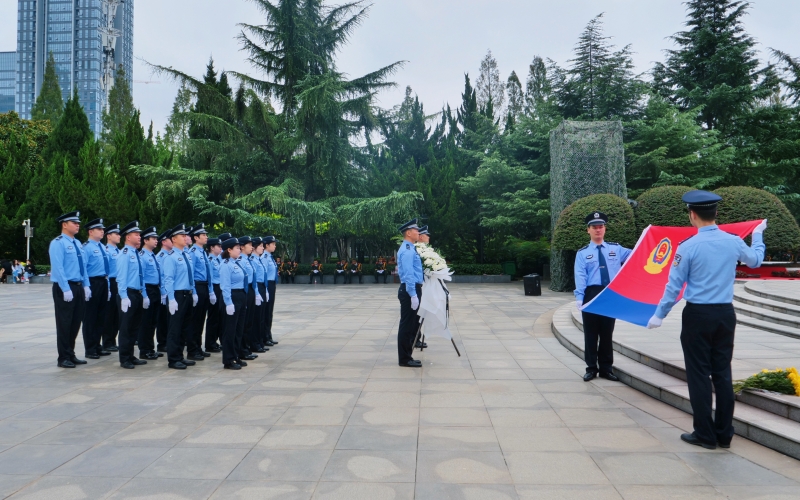 硚口分局民警在烈士紀念碑前宣誓。王輝攝