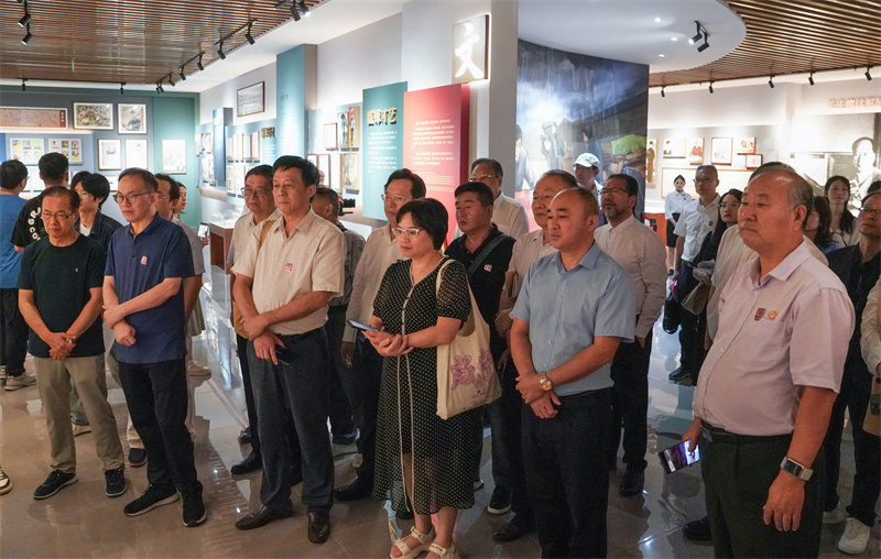 与会领导、嘉宾听取讲解、观看展陈