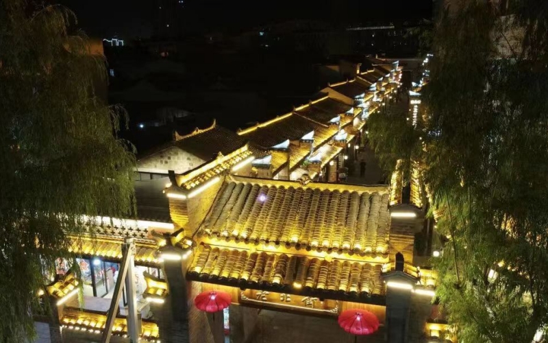 鄖西縣老北街綠色低碳文化街區燈光璀璨，成為鄖西也經濟“新名片”。 徐軍攝