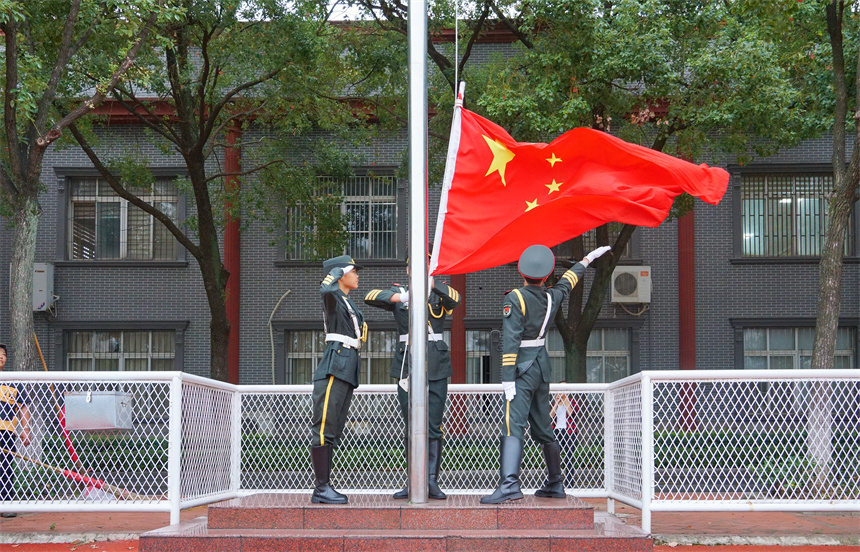 武昌首义学院师生国庆升旗共抒爱国情